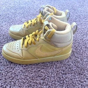 Boys nikes size 6 worn but in decent condition can be rejuvenated